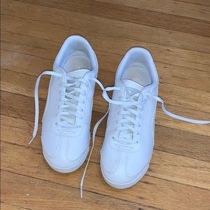 White puma sneakers